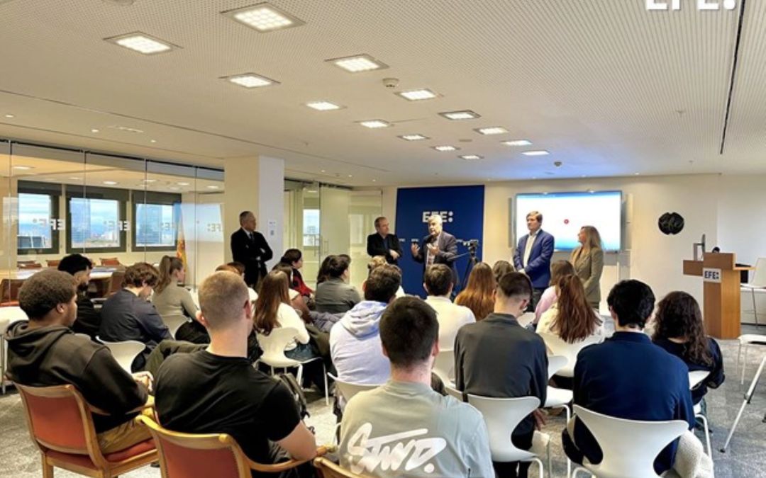 Los alumnos del Máster en Periodismo Multimedia de la Complutense conocen en EFE la información de agencias