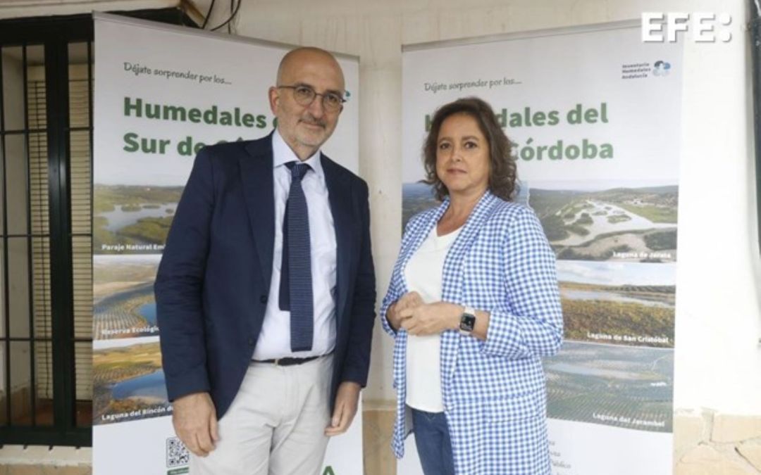 Córdoba, 04/ 11/2024.- Álvaro Vega y la Consejera Sostenibilidad de la Junta De Andalucía Durante la presentación del libro "Humedales Cordobeses. EFE