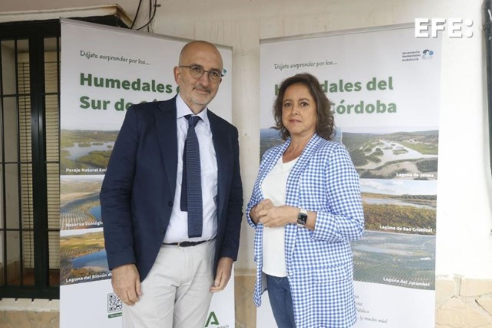 Córdoba, 04/ 11/2024.- Álvaro Vega y la Consejera Sostenibilidad de la Junta De Andalucía Durante la presentación del libro "Humedales Cordobeses. EFE