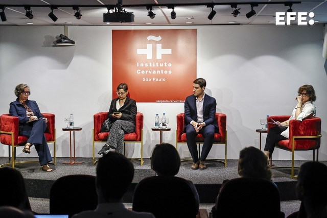 Sao Paulo (Brasil), 18/11/2024.- La editora de Valor Económico, Fernanda Godoy (i); la editora de la sección de Política de UOL, Carla Jiménez (2i); el delegado de la Agencia EFE en Brasil, Manuel Pérez Bella (2d), y la directora de Comunicación del Instituto Cervantes, Sonia Pérez Marco (d), participan en la mesa redonda “¿Qué pasa con el español en Brasil?”, durante la presentación del “Nuevo Manual de Estilo Urgente” de la Agencia EFE, en la sede del Instituto Cervantes de São Paulo (Brasil). EFE/ Marcelo Pereira