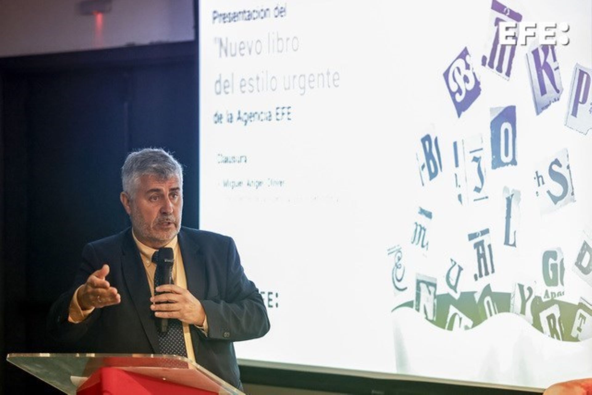 Sao Paulo (Brasil), 18/11/2024.- El presidente de la Agencia EFE, Miguel Ángel Oliver, participa en la mesa redonda “¿Qué pasa con el español en Brasil?”, durante la presentación del “Nuevo Manual de Estilo Urgente”, en la sede del Instituto Cervantes de São Paulo (Brasil). EFE/ Marcelo Pereira