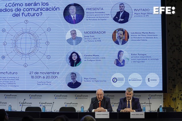 Madrid, 27/11/2024.- El presidente de la Agencia EFE, Miguel Ángel Oliver (d), y el secretario general de la Federación de Asociaciones de Periodistas de España (FAPE), Amancio Fernández, participan en la presentación de la jornada “¿Cómo serán los medios de comunicación del futuro?”, celebrada en el CaixaForum de Madrid. EFE/ Zipi Aragón