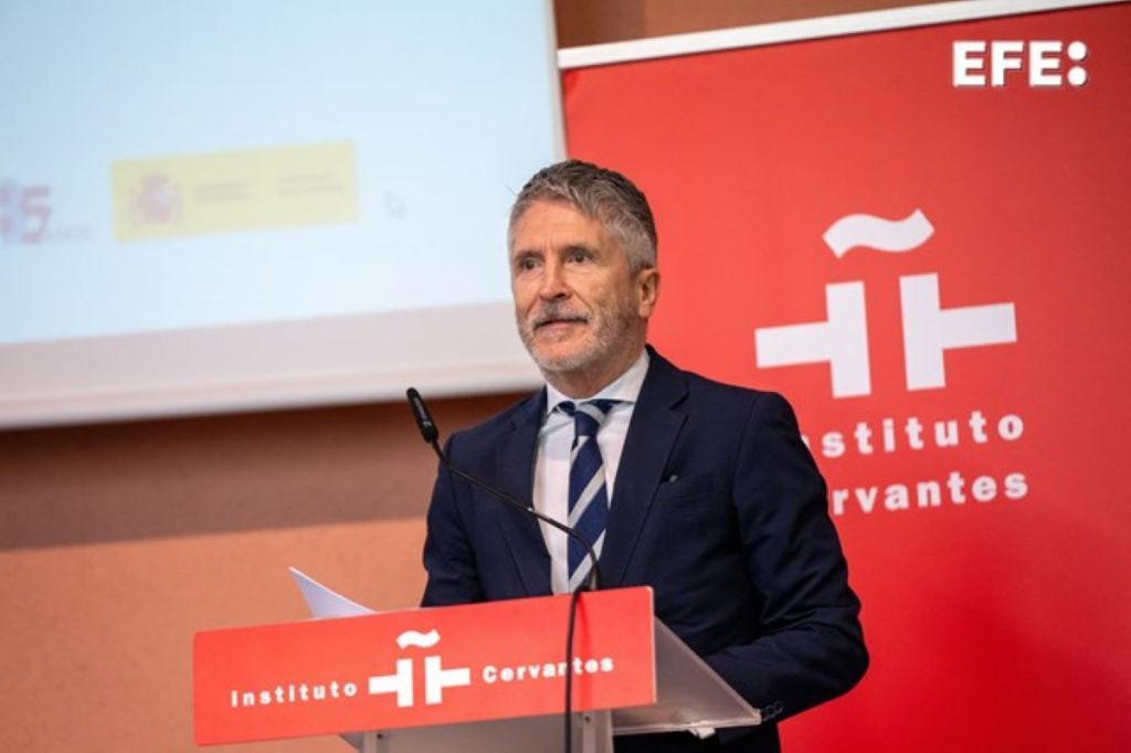 Alcalá de Henares (Madrid), 16/12/2024.- El ministro del Interior, Fernando Grande-Marlaska, interviene en la clausura de la exposición con fondos del archivo gráfico de EFE '20 años del 11M, memoria de dolor y solidaridad' que se exhibe en la sede del Instituto Cervantes en Alcalá de Henares (Madrid). EFE/ Fernando Villar