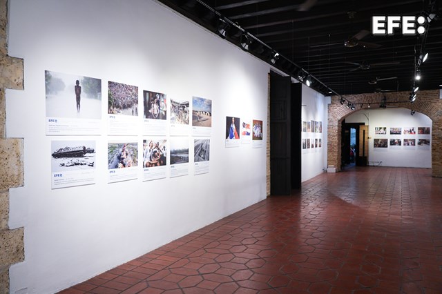 Santo Domingo (República Dominicana), 28/11/2024.- Fotografía de la exposición de los 85 años de la Agencia EFE, en el Museo de las Casas Reales, este jueves en Santo Domingo (República Dominicana). La Agencia EFE inauguró en Santo Domingo una exposición fotográfica que celebra los 85 años de su creación, una muestra que eterniza momentos en varias partes del mundo, con particular énfasis en República Dominicana. EFE/ Bayoán Freites
