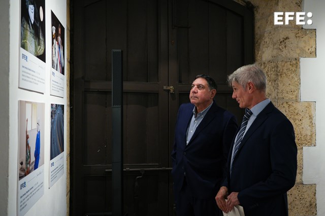 Santo Domingo (República Dominicana), 28/11/2024.- El director editorial de la Agencia EFE para América, Manuel Fuentes (d) conversa con el vice ministro de Cultura Gamal Michelén, durante la exposición fotográfica de los 85 años de la Agencia EFE, en Santo Domingo (República Dominicana). EFE/ Bayoán Freites