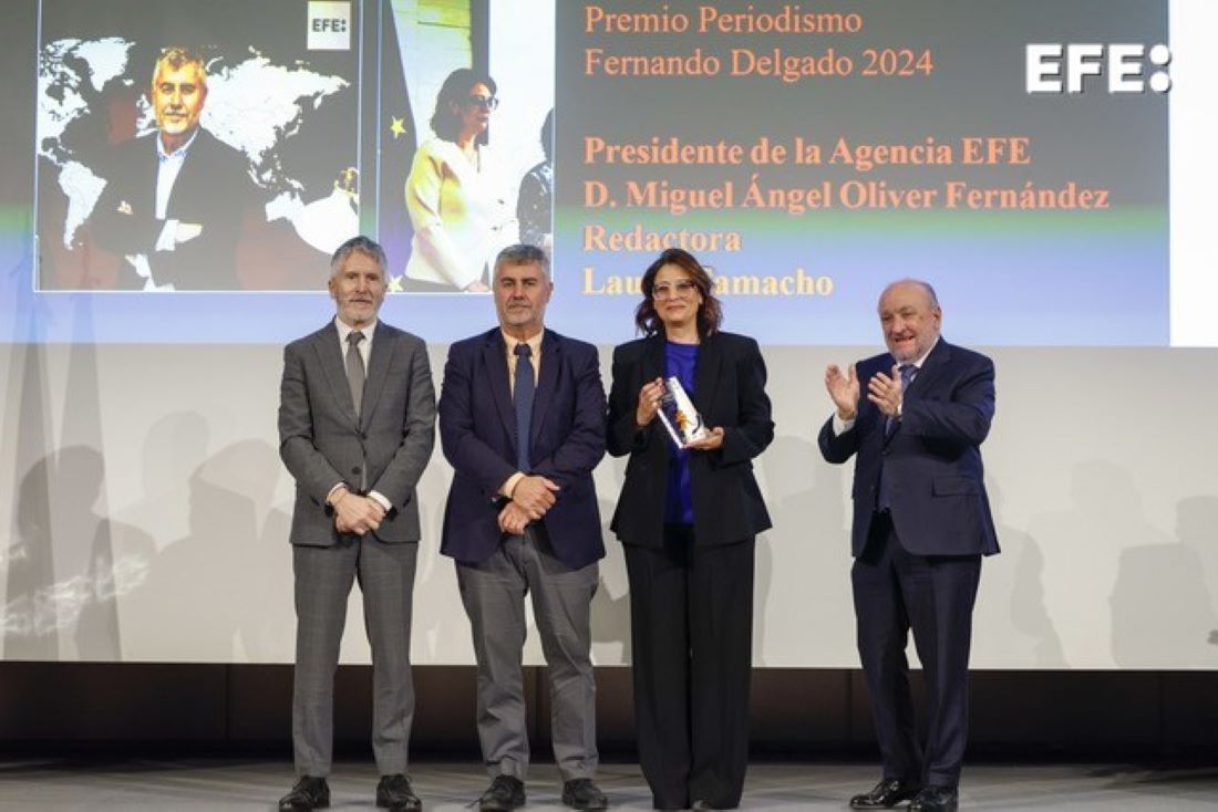 Madrid, 09/12/2024.- El presidente de la Fundación Víctimas del Terrorismo, Juan Francisco Benito (d), y el ministro de Interior, Fernando Grande-Marlaska (i), entregan el premio Fernando Delgado 2024, concedido a la Agencia EFE por su rigor a la hora de informar de los actos terroristas y por contribuir a visibilizar el sufrimiento de las víctimas y conservar su memoria, al presidente de la Agencia EFE, Miguel Ángel Oliver, y a la redactora de la sección de Justicia y Seguridad Laura Camacho, durante la ceremonia de entrega de los premios anuales de la Fundación Víctimas del Terrorismo, en Madrid. EFE/ Mariscal