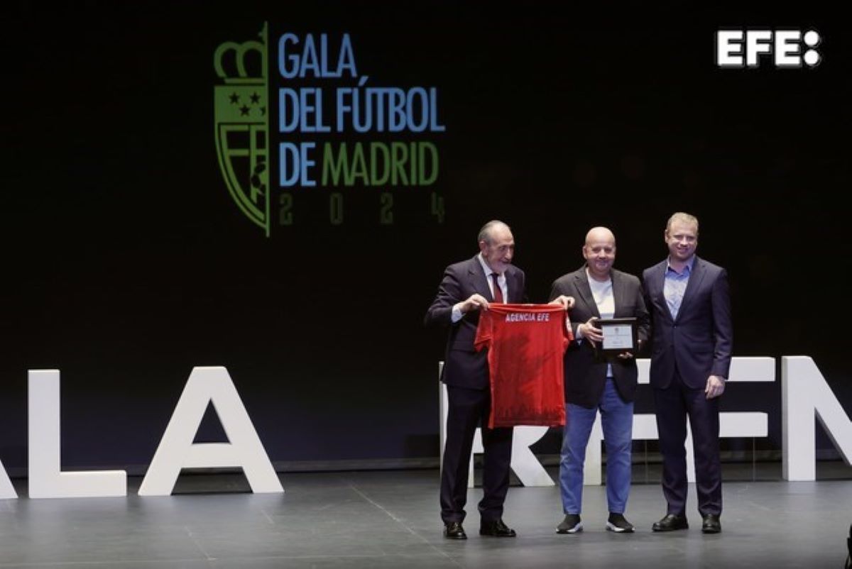 Alcobendas (Madrid), 03/12/2024.- El director de Deportes de la Agencia Efe, Luis Villarejo (c) recoge el premio al medio de comunicación nacional, durante la gala de la Real Federación de Fútbol de Madrid en el Teatro Auditorio de Alcobendas. EFE/ Zipi