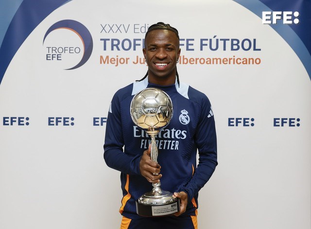 Vinícius recibe premio al mejor jugador Iberoamericano 2024