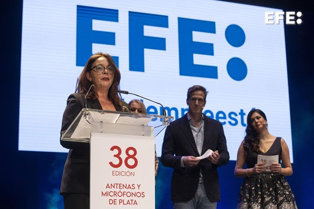 Murcia, 28/11/2024.- La delegada de la Agencia EFE en la Región de Murcia Celia Cantero (i) durante su intervención tras recibir el micrófono de plata de la Asociación de Radio y Televisión de la Región de Murcia ARTV, durante la gala de la ARTV, en el Teatro Romea de Murcia. EFE/Marcial Guillén