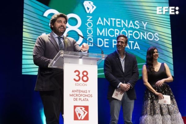 Murcia, 28/11/2024.- El presidente de la Comunidad de Murcia Fernando López Miras (i) durante su intervención en la gala de entrega de Antenas y Micrófonos de Plata de la Asociación de Radio y Televisión de la Región de Murcia (ARTV), en el Teatro Romea de Murcia. EFE/Marcial Guillén