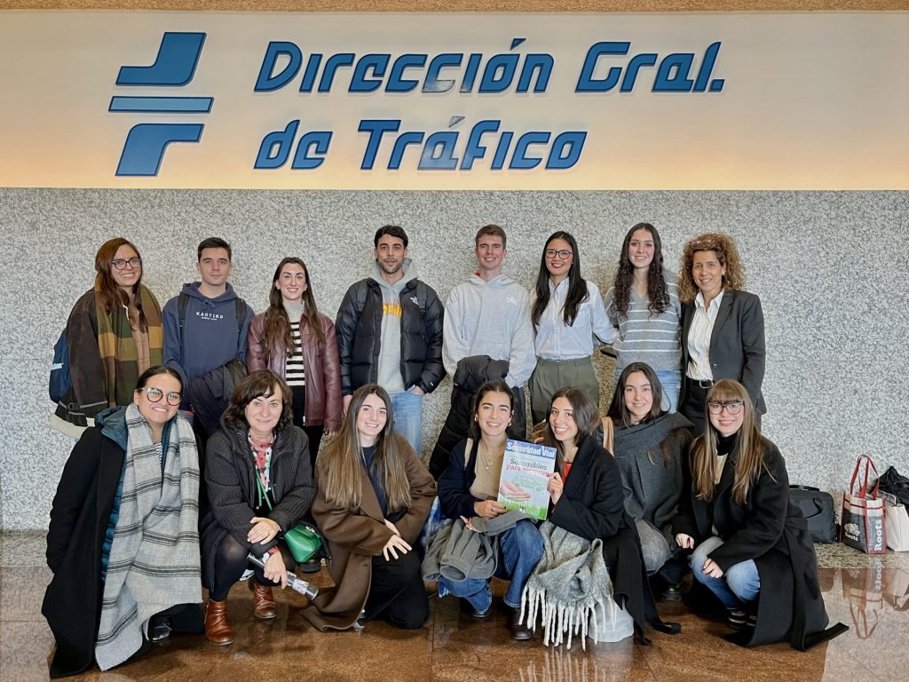 Madrid, 12/12/2024.- Foto de familia del grupo de alumnos del del Máster en Periodismo de Agencia de la Universidad Carlos III de Madrid y la Agencia EFE, en la sede de la Dirección General de Tráfico. EFE