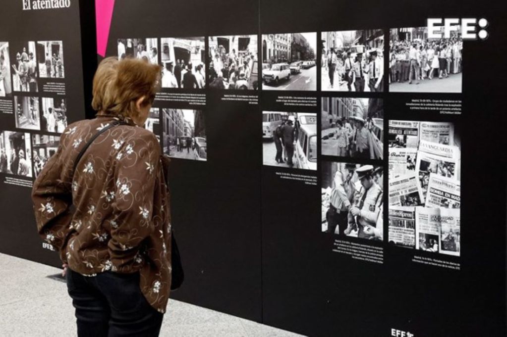 Imagen de archivo de la inauguración de la exposición "Cincuenta imágenes para la memoria" de la Fundación Víctimas del Terrorismo en memoria de los trece fallecidos en el atentado cometido el 13 de septiembre de 1974 en la cafetería Rolando en la céntrica calle del Correo de Madrid. EFE/ J.P. Gandul