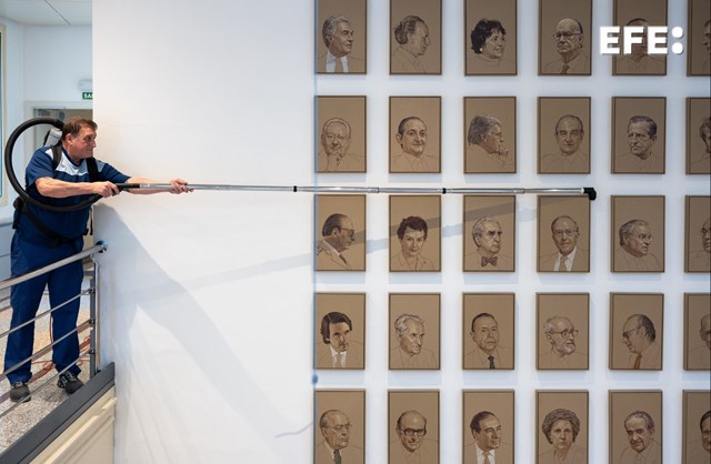 Madrid, 12/04/2024.- Fotografía Premio de Imagen del Parlamento 2024 del colaborador de la Agencia EFE, Fernando Villar, en la que un trabajador limpia la obra conmemorativa del 30 aniversario de las primeras elecciones democráticas en el Senado. EFE/ Fernando Villar