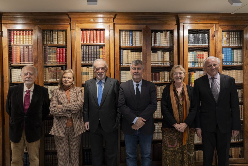 Miembros del patronato de la FundéuRAE. De izqda. a drcha.: José María Merino, Carmen Riera, Santiago Muñoz Machado, Miguel Ángel Oliver, Soledad Puértolas y Álex Grijelmo.