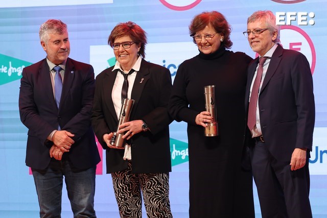 Madrid, 27/01/2025.- Las periodistas María Escario (2i) y Olga Viza (2d) posan con los galardones a su trayectoria profesional, acompañadas por el presidente de la Agencia EFE Miguel Ángel Oliver (i) y por el presidente de la Asociación de la Prensa Deportiva de Madrid José Damián González (d), en la IX Gala Anual de la Asociación de la Prensa Deportiva de Madrid (APDM), en Madrid. EFE/ Kiko Huesca