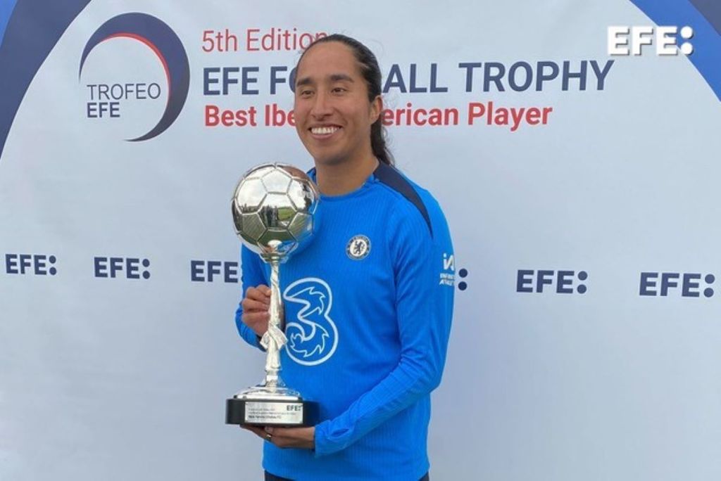 Londres, 24/01/2025.-Mayra Ramírez (c), delantera colombiana del Chelsea FC, recibió de manos del presidente de la Agencia EFE, Miguel Ángel Oliver, el Trofeo EFE a la mejor jugadora Iberoamericana 2024 en un acto celebrado en las instalaciones de la Ciudad Deportiva del Chelsea en Cobham, a las afueras de Londres.