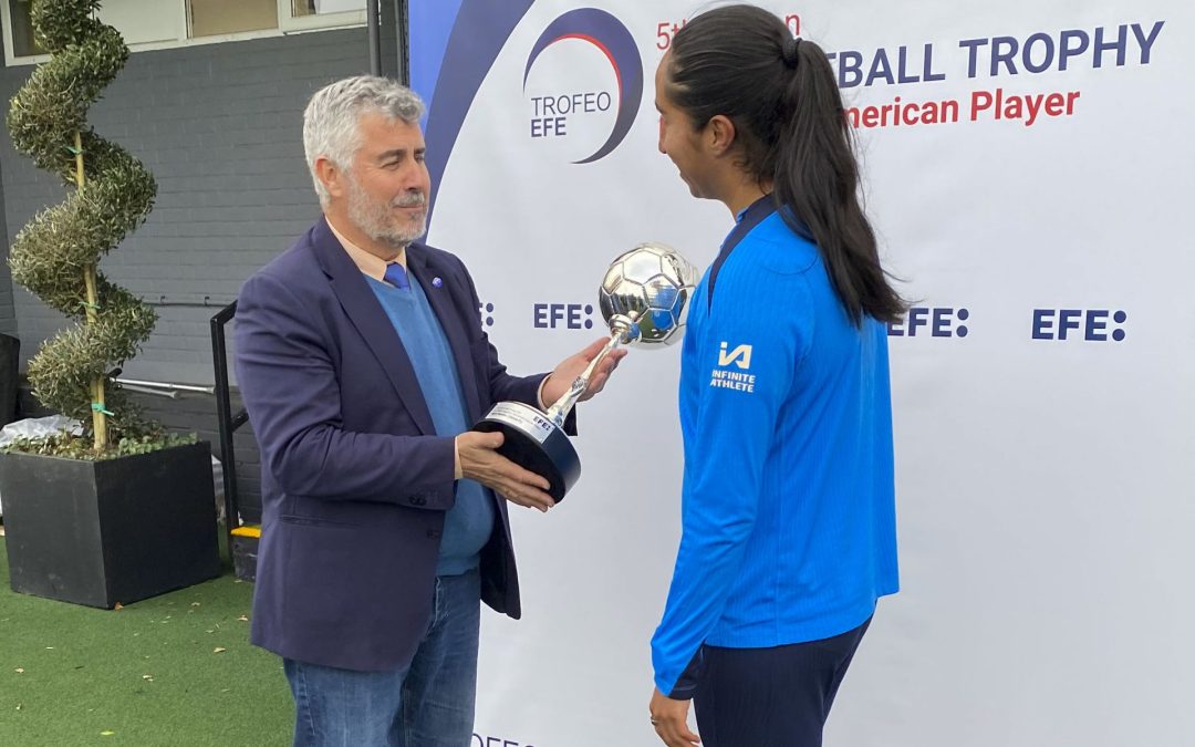 La colombiana Mayra Ramírez recibe el Trofeo EFE como mejor jugadora Iberoamericana