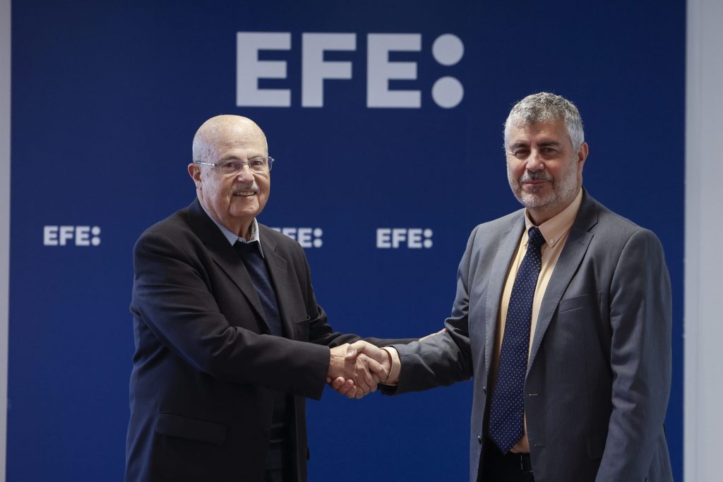 El director de Casa África, José Segura, y el presidente de la Agencia EFE, Miguel Ángel Oliver,  firmaron hoy la renovación del acuerdo de colaboración, que entre otras iniciativas, impulsa el Premio Saliou Traoré de Periodismo en español sobre África