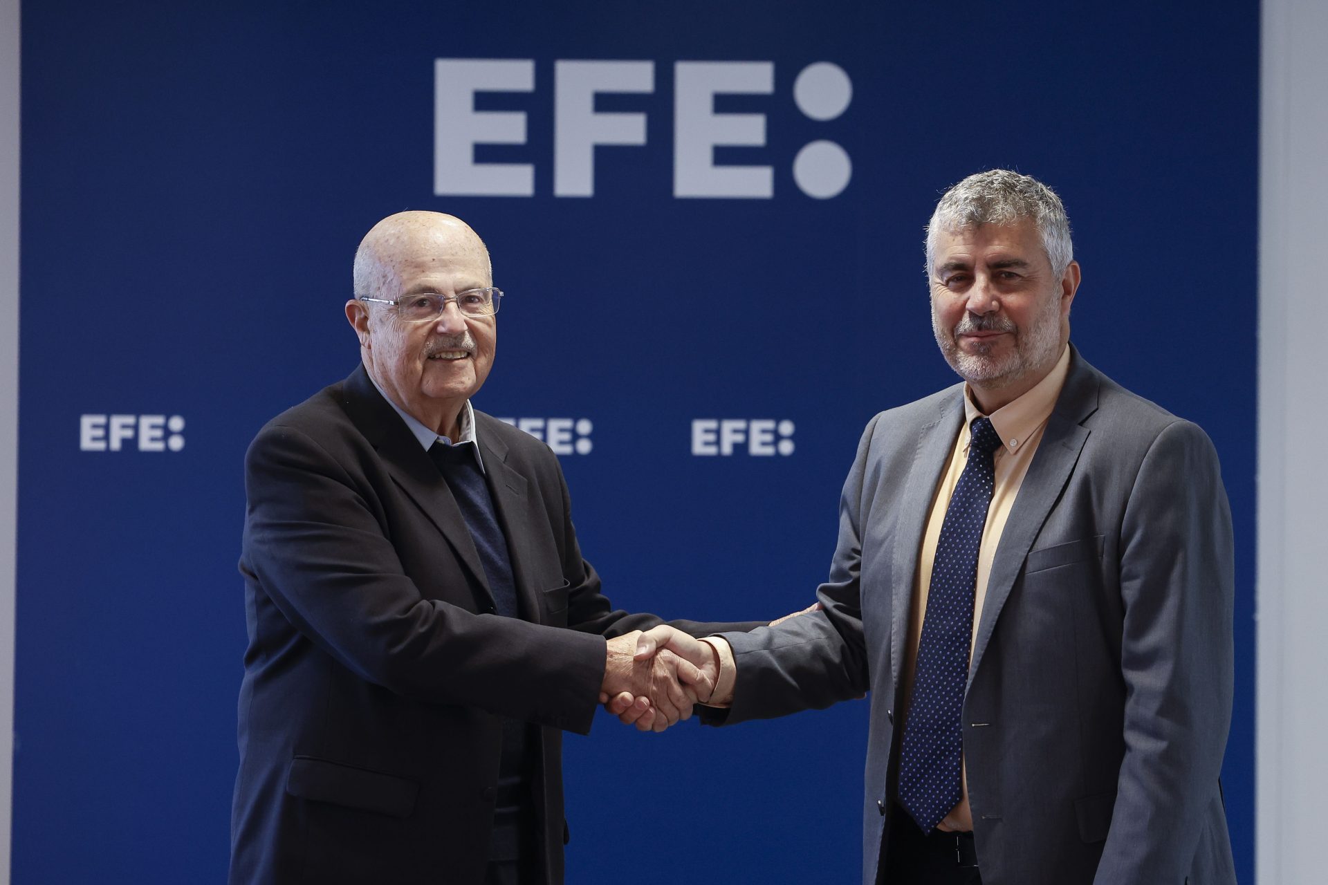 El director de Casa África, José Segura, y el presidente de la Agencia EFE, Miguel Ángel Oliver,  firmaron hoy la renovación del acuerdo de colaboración, que entre otras iniciativas, impulsa el Premio Saliou Traoré de Periodismo en español sobre África