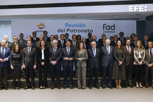Madrid (España), 20/02/2025.- La reina Letizia (C) posa para la foto del familia antes de la reunión del Patronato de la Fundación FAD Juventud celebrada en Madrid. EFE/ Mariscal