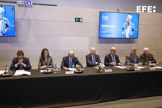 Madrid (España), 20/02/2025.- La reina Letizia (2i), el presidente de la FAD, José Ignacio Goirigolzarri (i), el presidente de Repsol, Antonio Brufau (3i) y el presidente de la Agencia EFE, Miguel Ángel Aguilar (2d) entre otros participan en la reunión del Patronato de la Fundación FAD Juventud celebrada en Madrid. EFE/ Mariscal
