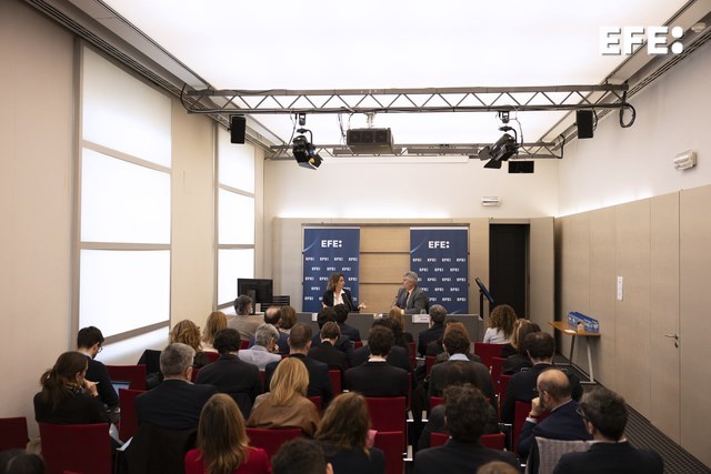 Bruselas, 25/03/2025.- La vicepresidenta ejecutiva de la Comisión Europea (CE) para la Transición Limpia, Justa y Competitiva, Teresa Ribera, llamó a apostar por el "motor verde" para situar a la industria automovilística europea en una mejor posición ante la presión de China y EEUU. "No nos podemos quedar llorando de brazos cruzados", dijo Ribera en una conversación pública con el presidente de EFE, Miguel Ángel Oliver, con motivo de la conmemoración del más de medio siglo de la Agencia en Bruselas. EFE/Quinten Bruno