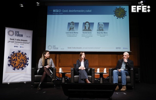 Madrid, 26/03/2025.- De izda. a dcha.: Laura García Merino, coordinadora de Maldita Ciencia y Maldita Alimentación; Desirée García, Impulsora de EFE Verifica y directora de Contenidos Digitales de EFE y Borja Díaz-Merry, responsable de Docencia en Verifica RTVE, interviene en el Foro “Covid, cinco años después. ¿En qué momento estamos?”, organizado por EFESalud. EFE/ David Fernández