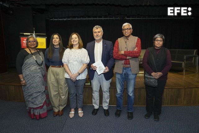Nueva Delhi, 05/03/2025.- El presidente de la Agencia EFE, Miguel Ángel Oliver (c), junto a la directora del Instituto Cervantes en Nueva Delhi, María Gil Burman (3i), el editor y fundador del medio indio Satya Hindi, Ashutosh (2d), la periodista y editora jefe del medio indio Frontline, T.K. Rajalakshmi (d), y la activista y experta de Equality Now para el sur de Asia, Julie Thekkudan (i), durante la presentación del Nuevo libro de estilo urgente en la sede del Instituto Cervantes en Nueva Delhi. EFE/Sanjay Vohra