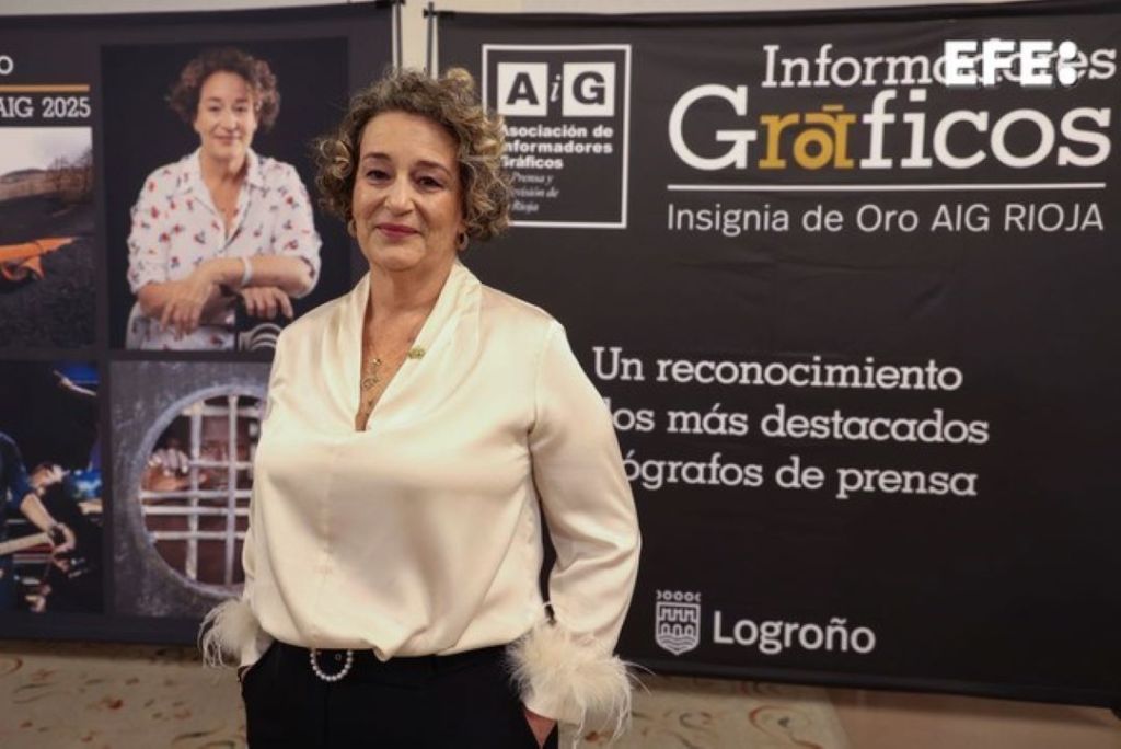 Logroño, 06/03/2025.- La primera fotógrafa en plantilla de la Agencia EFE, la canaria Elvira Urquijo, recibe la insignia de oro de la Asociación de Informadores Gráficos de Prensa y Televisión de La Rioja, con la asistencia del alcalde de Logroño, Cornado Escobar y el presidente de la asociación Óscar Solórzano, en el Ayuntamiento de Logroño EFE/ Raquel Manzanares
