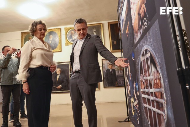 Logroño, 06/03/2025.- La primera fotógrafa en plantilla de la Agencia EFE, la canaria Elvira Urquijo, muestra sus fotografías al alcalde de Logroño, Conrado Escobar, tras recibir la insignia de oro de la Asociación de Informadores Gráficos de Prensa y Televisión de La Rioja, en el Ayuntamiento de Logroño. EFE/ Raquel Manzanares