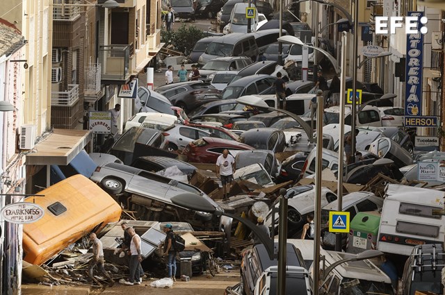 Picaña (Valencia), 30/10/2024.- Vehículos amontonados en una calle tras las intensas lluvias de la fuerte dana que afecta especialmente el sur y el este de la península ibérica. EFE/Biel Aliño 