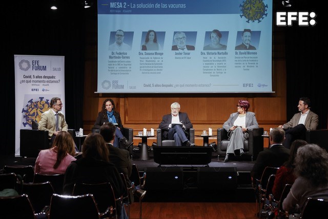 Madrid, 26/03/2025.- De izq. a drcha.: el coordinador del Centro colaborador de la OMS en Seguridad Vacunal, Federico Martinón-Torres; la responsable de Vigilancia de Virus Respiratorios en el Centro Nacional de Epidemiología, Susana Monge; el director de EFESalud, Javier Tovar; la vocal de la Asociación Española de Vacunología Victoria Nartallo; y el director del Plan de Vacunaciones de Andalucía, David Moreno. EFE/ David Fernández