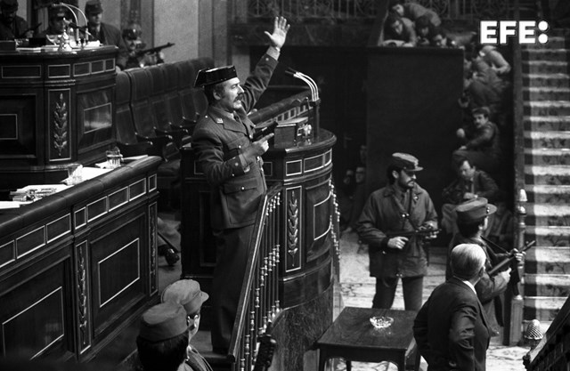 Madrid, 23/02/1981.- El teniente coronel Tejero irrumpe, pistola en mano, en el Congreso de los Diputados durante la segunda votación de investidura de Leopoldo Calvo Sotelo como presidente del Gobierno. EFE/ Manuel P. Barriopedro