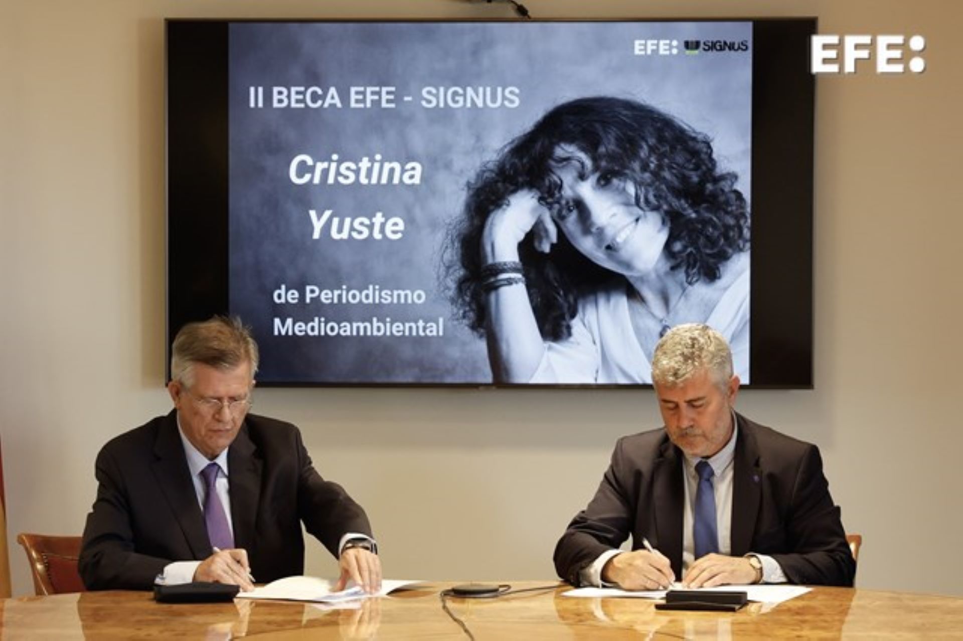 Madrid, 29/04/2025.- El presidente de EFE, Miguel Ángel Oliver, el director general de SIGNUS Ecovalor Gabriel Leal (2i), durante la renovación de la “Beca Cristina Yuste de especialización en periodismo medioambiental”. EFE / Ballesteros