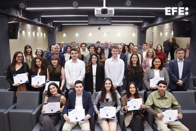 Madrid, 12/05/2025.- Alumnos posan durante el acto de clausura del Máster de la Agencia Efe, en la Universidad Carlos III, en Madrid. EFE/ Blanca Millez