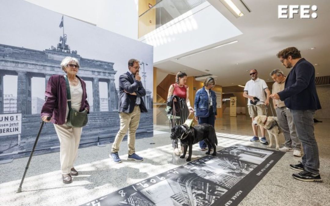 Fotografías en relieve y textos en braille para palpar y tocar la memoria colectiva de la Agencia EFE
