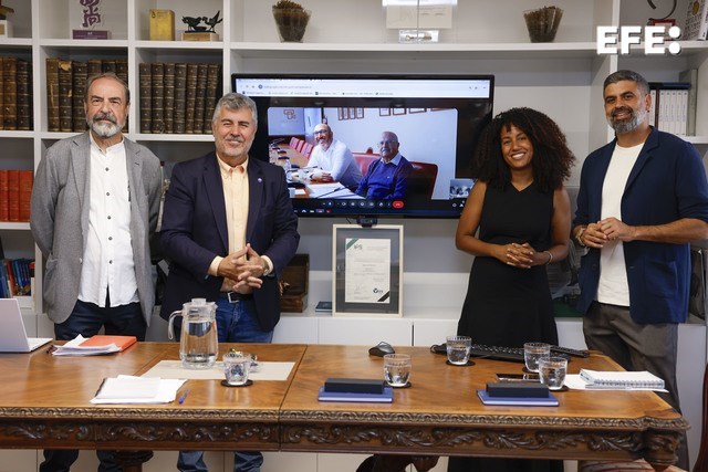 Madrid, 25/05/2025.- El presidente de la Agencia EFE, Miguel Ángel Oliver (2i), entre los miembros del jurado del VII Premio Saliou Traoré de Periodismo en español sobre África, concedido anualmente por Casa África y la Agencia EFE. El equipo de Planeta Futuro del diario El País ha sido el ganador del VII Premio Saliou Traoré de Periodismo en español sobre África por su trabajo "Viaje a los orígenes africanos de los objetos robados" publicado el 1 de marzo de 2024. EFE/