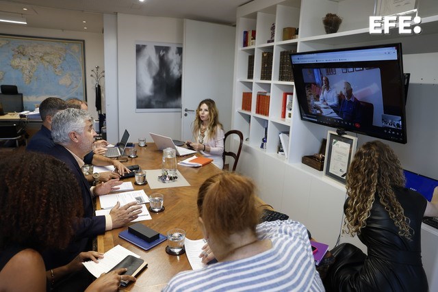 El presidente de la Agencia EFE, Miguel Ángel Oliver (i), entre los miembros del jurado del VII Premio Saliou Traoré de Periodismo en español sobre África, concedido anualmente por Casa África y la Agencia EFE. EFE