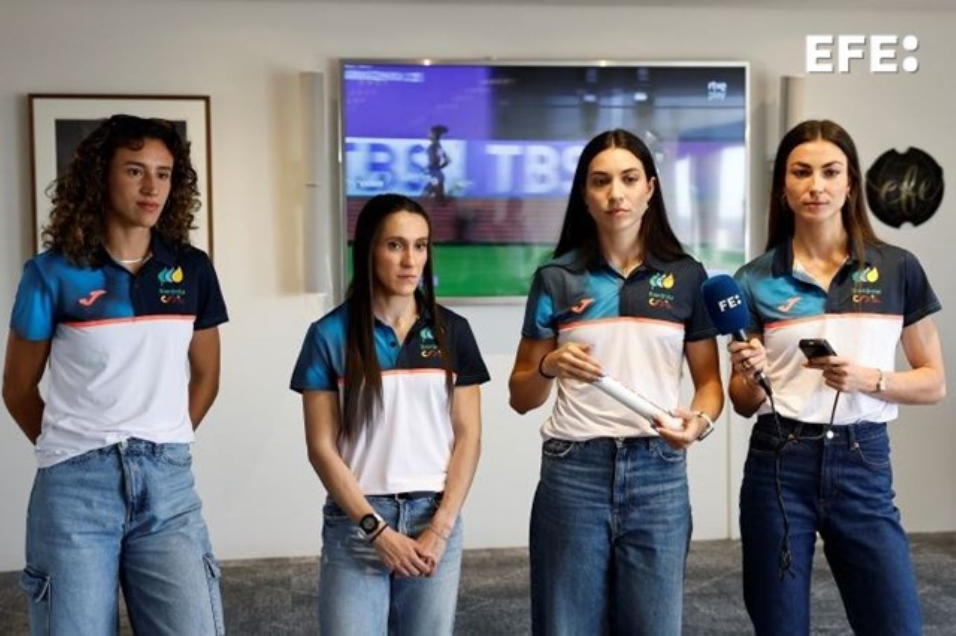 Madrid, 26/05/2025.- Las atletas españolas (de dcha a izq) Blanca Hervás, Eva Santidrián, Paula Sevilla y Daniela Fra, denominadas "Golden Bubbles" que recientemente ganaron el oro en el 4x400 de los Mundiales de relevos de Guanzhou (China), durante su visita a EFE, donde expresaron su deseo de "seguir emocionando" en el Europeo de selecciones de Madrid, que se disputará del 26 al 29 de junio. EFE/Ballesteros 