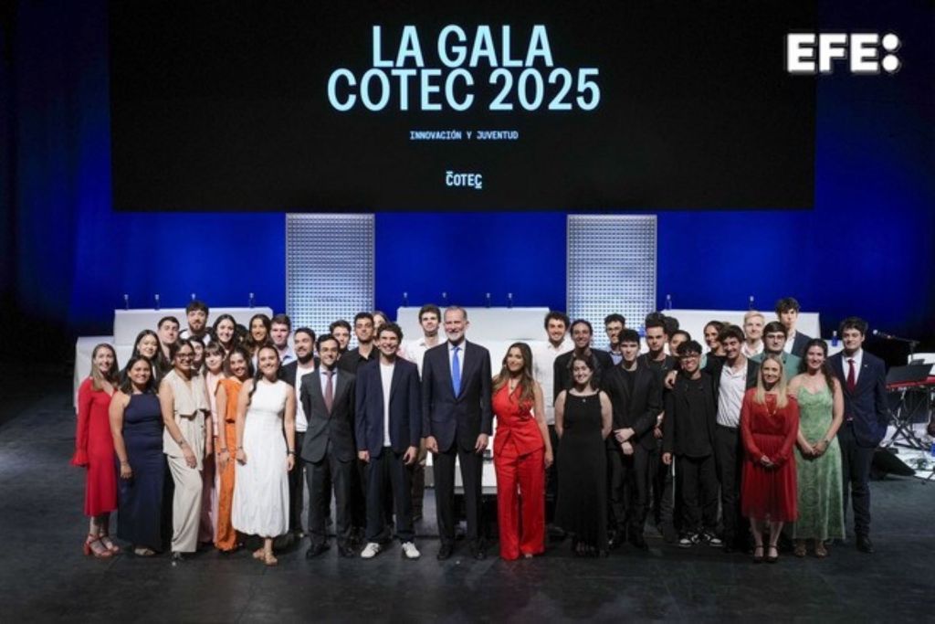 Leganés (Comunidad de Madrid) 24/06/2025.- El rey Felipe VI (c) participa en el acto anual de COTEC 2025 “INNOVACIÓN Y JUVENTUD” celebrado este martes, en Leganés (Comunidad de Madrid). EFE/ Borja Sanchez-trillo