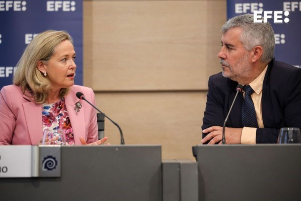 Bruselas (Bélgica), 11/06/2025.- La presidenta del Banco Europeo de Inversiones, Nadia Calviño (i), y el presidente de la Agencia EFE, Miguel Ángel Oliver, mantienen una conversación pública, donde Calviño anunció que el BEI ha elevado a 3.000 millones de euros la dotación de su programa de financiación para pequeñas y medianas empresas (pymes) del sector de seguridad y defensa, el triple de lo presupuestado inicialmente el año pasado y donde también avanzó que la institución que dirige anunciará "en los próximos días" un acuerdo para financiar una interconexión eléctrica entre Francia y España. EFE/ Quentin Bruno