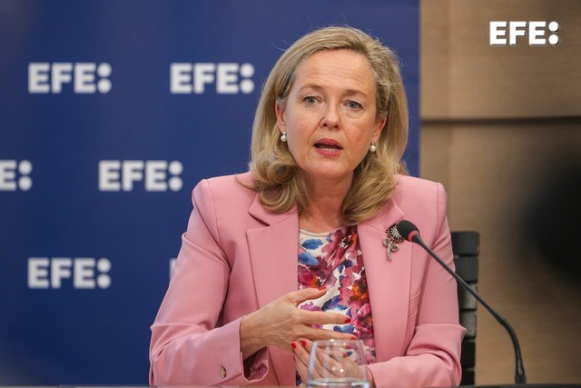 Bruselas (Bélgica), 11/06/2025.- La presidenta del Banco Europeo de Inversiones, Nadia Calviño (en la imagen), mantiene una conversación pública con el presidente de la Agencia EFE, Miguel Ángel Oliver, donde Calviño anunció que el BEI ha elevado a 3.000 millones de euros la dotación de su programa de financiación para pequeñas y medianas empresas (pymes) del sector de seguridad y defensa, el triple de lo presupuestado inicialmente el año pasado y donde también avanzó que la institución que dirige anunciará "en los próximos días" un acuerdo para financiar una interconexión eléctrica entre Francia y España. EFE/ Quentin Bruno