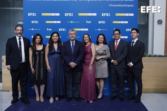Madrid, 18/06/2025.- El presidente de EFE, Miguel Ángel Oliver (c), junto al equipo coordinado por la periodista peruana Milagros Salazar (3i), ganador en la categoría de Periodismo Narrativo, a su llegada a los Premios Internacionales Rey de España de Periodismo organizados por la Agencia EFE y la Agencia Española de Cooperación Internacional celebrados en Madrid. EFE/ Juanjo Martín