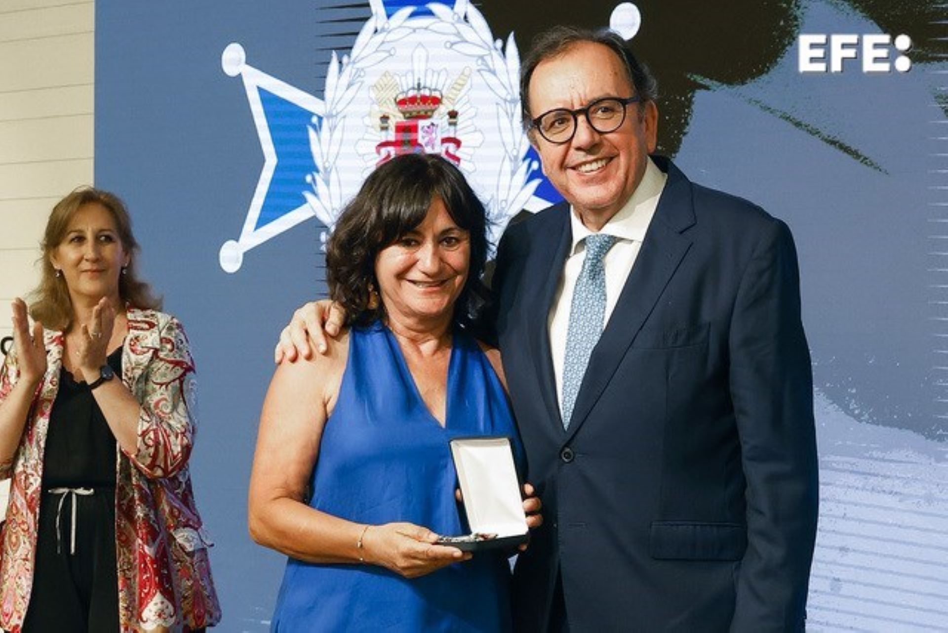 Madrid, 19/06/2025.- El secretario general de Instituciones penitenciarias, Ángel Luis Ortiz González (d), entrega la Medalla de Plata al Mérito a la Seguridad a la periodista de EFE Sagrario Ortega Alvira por toda una carrera dedicada a informar sobre seguridad este jueves, durante la entrega de las Medallas al Mérito de la Seguridad del Mº del Interior, en Madrid. EFE/J.P.Gandul