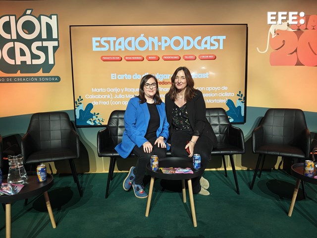 Madrid, 22/05/2025.- Las redactoras de Economía Marta Garijo y Raquel Cinca participaron en la mesa redonda titulada "El arte de divulgar en podcast". EFE/ Juan Carlos Hidalgo