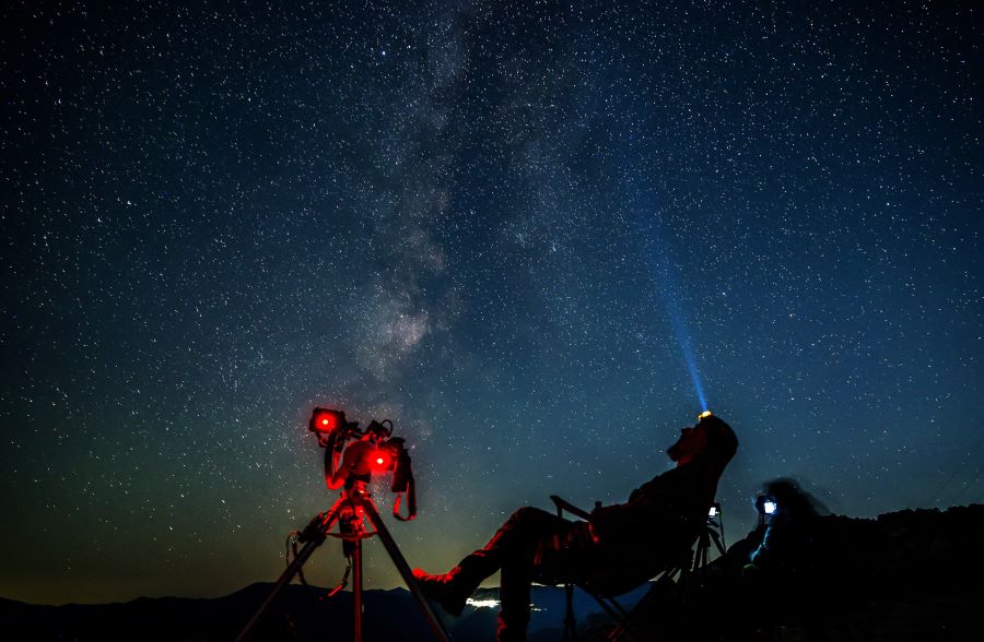 Fotografía ganadora como Imagen del año. Skopie, (Macedonia del Norte), 12/08/2024.- Un miembro de la Sociedad Astronómica observa la lluvia de meteoritos de las Perseidas sobre el lago Kozjak, cerca de Skopje. EFE/Georgi Licovski 