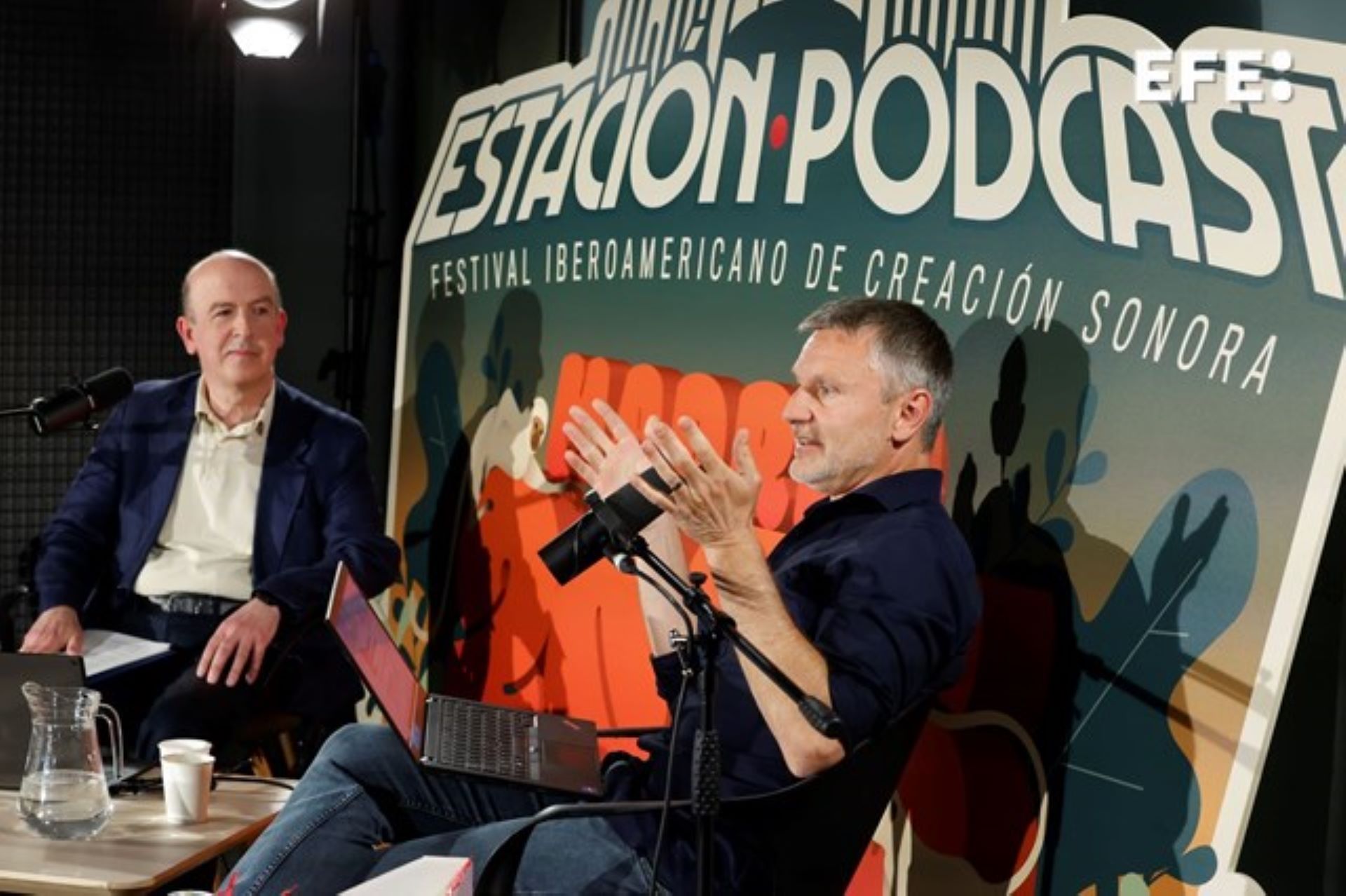El periodista de la Agencia EFE, José Manuel Sanz (i) y el periodista de AFP Alexandre Grosbois (d) participan en el festival iberoamericano de creación sonora Estación Podcast, este jueves en Madrid. "Estación Podcast", el Festival Iberoamericano de Creación Sonora, ha acogido este jueves la presentación de TAM, la primera plataforma digital multilingüe para el intercambio y compraventa de audio de calidad, promovida por el consorcio European Audio Dataspace, liderado por la agencia de noticias francesa AFP y en el que también participa la Agencia EFE. EFE/ Juan Carlos Hidalgo