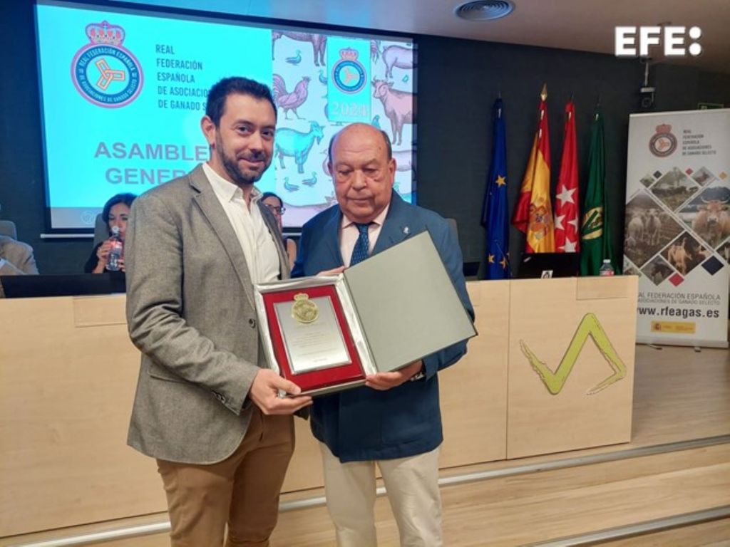 Madrid, 24/06/2025.- El redactor de EFEAgro Juan Javier Ríos recoge el premio de la Federación de ganado selecto. EFEAGRO/ Lucía Ruiz Simón