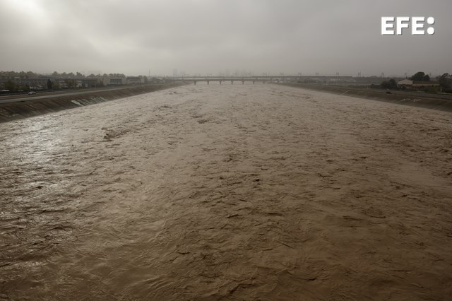 Valencia, 30/10/2024.- Vista general del nuevo cauce del Turia repleto de agua a causa de la gota fría que sufre la Comunitat Valenciana, la peor de este siglo XXI, comparable a las vividas en 1987 y en 1982, la de la 'Pantanada de Tous', según el primer balance ofrecido por la Agencia Estatal de Meteorología en su perfil de X. EFE/Biel Aliño