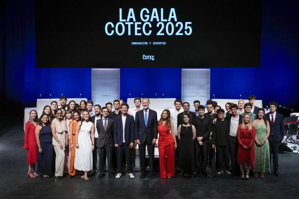 El alumnado del Máster de EFE y la UC3M, encargado de redactar el Anuario Cotec, recibe el agradecimiento de Felipe VI